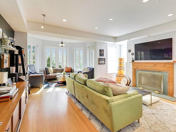 3rd image of 824 W Agatite Ave #3W