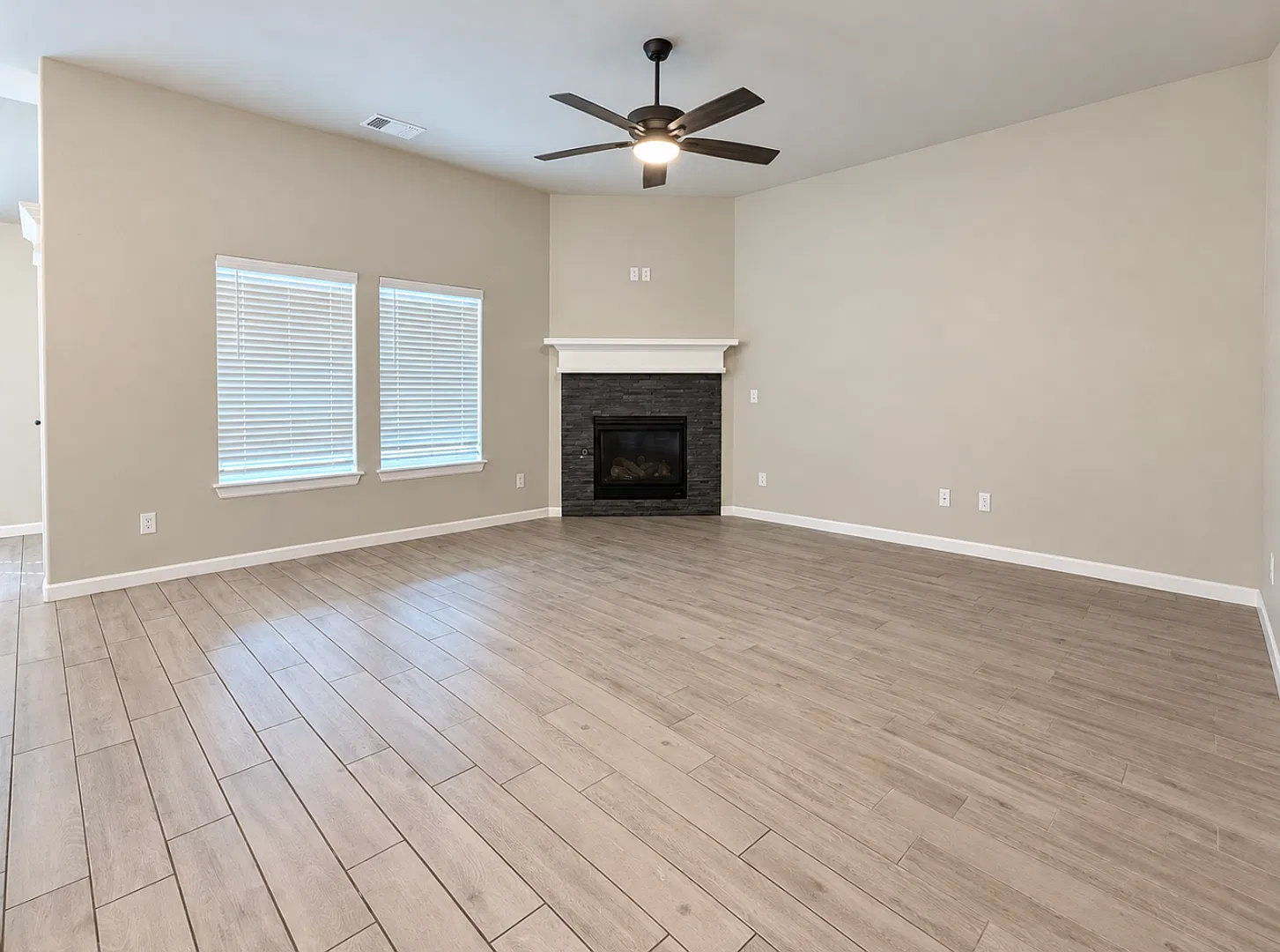 Luxury 3 Bedroom 2 Bathroom Home in Piedmont Schools with Neighborhood Pool (Storm Shelter Included) — Photo 3