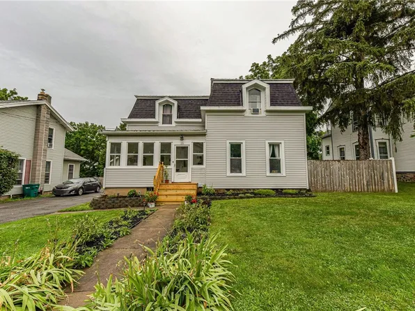 15 McKenzie St, Bergen, NY 14416