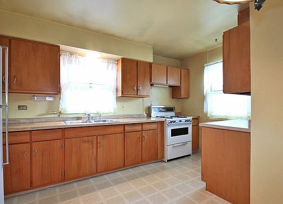 3rd image of 348 S Lyman Ave