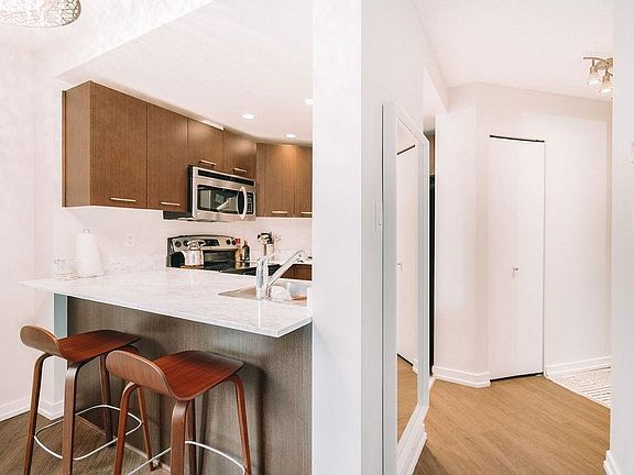 5th image of 1212 Howe St #304