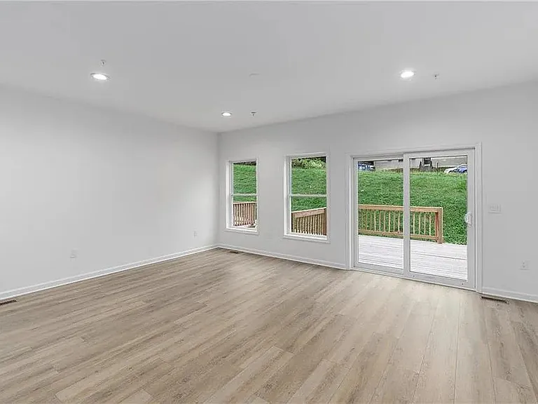 455 S Jordan St — Photo 8