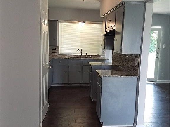 4th image of 1008 Glenn Cir