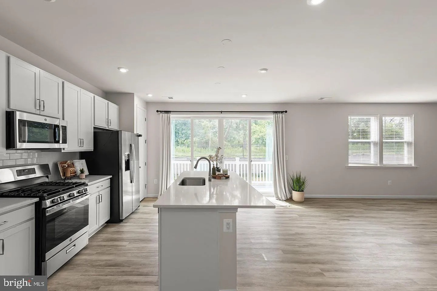 4 bed, 3.0 bath, 2442 sqft, $3,200 — Photo 3
