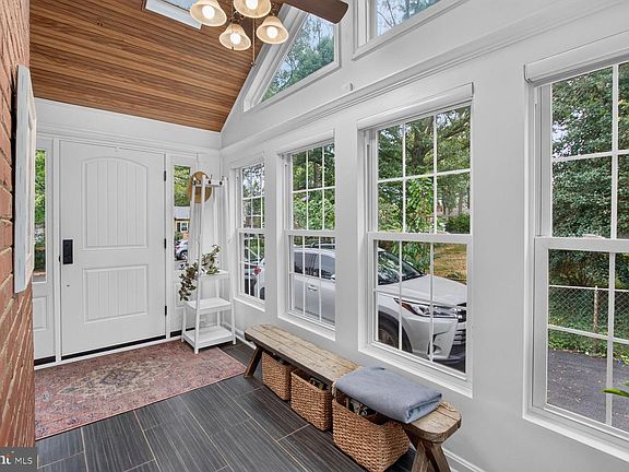5th image of 301 Pinewood Ave