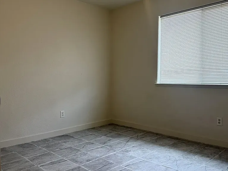 614 Barbara Ct — Photo 16