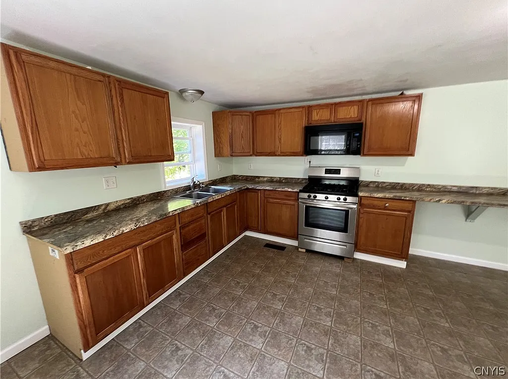 3 bed, 1.0 bath, 1741 sqft, $1,800 — Photo 3