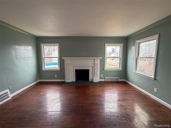 3rd image of 15456 Saratoga St