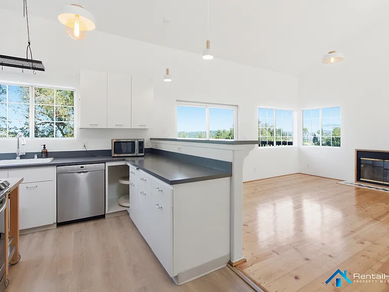 2433 Hines Dr — Photo 7