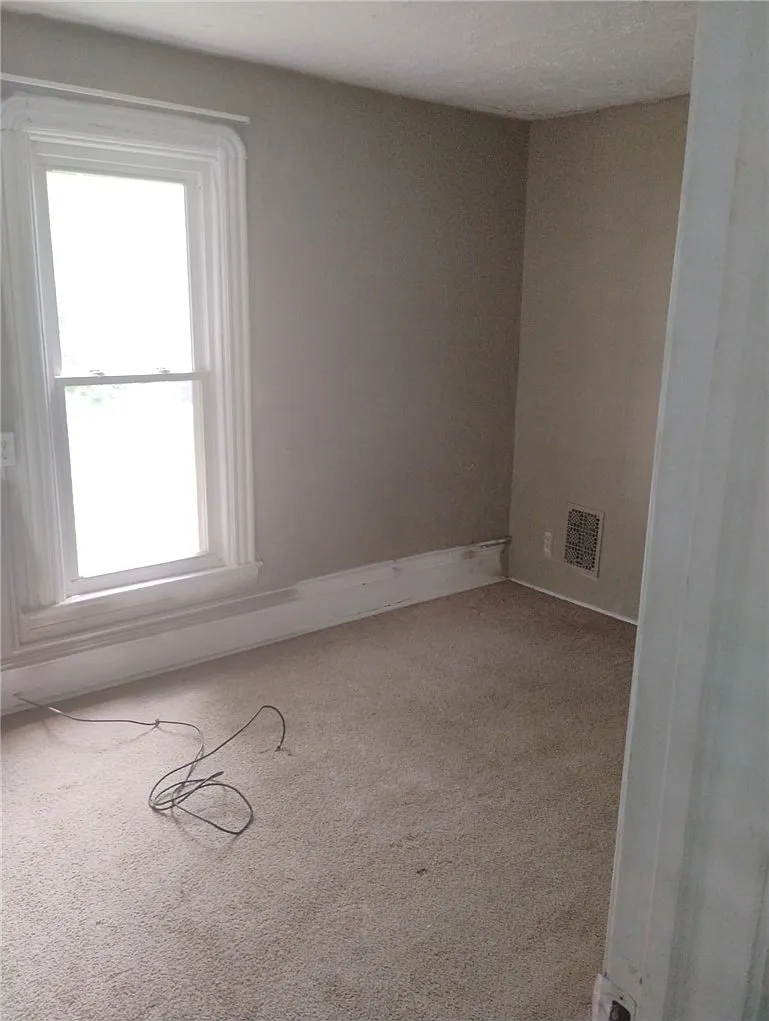 2 bed, 1.0 bath, 1988 sqft, $1,195 — Photo 3