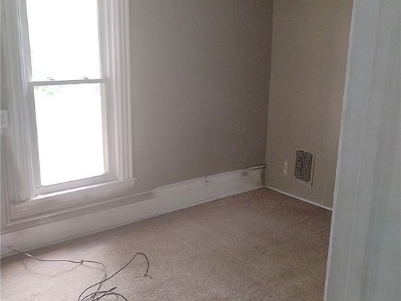 2nd image of 1018 Hall St