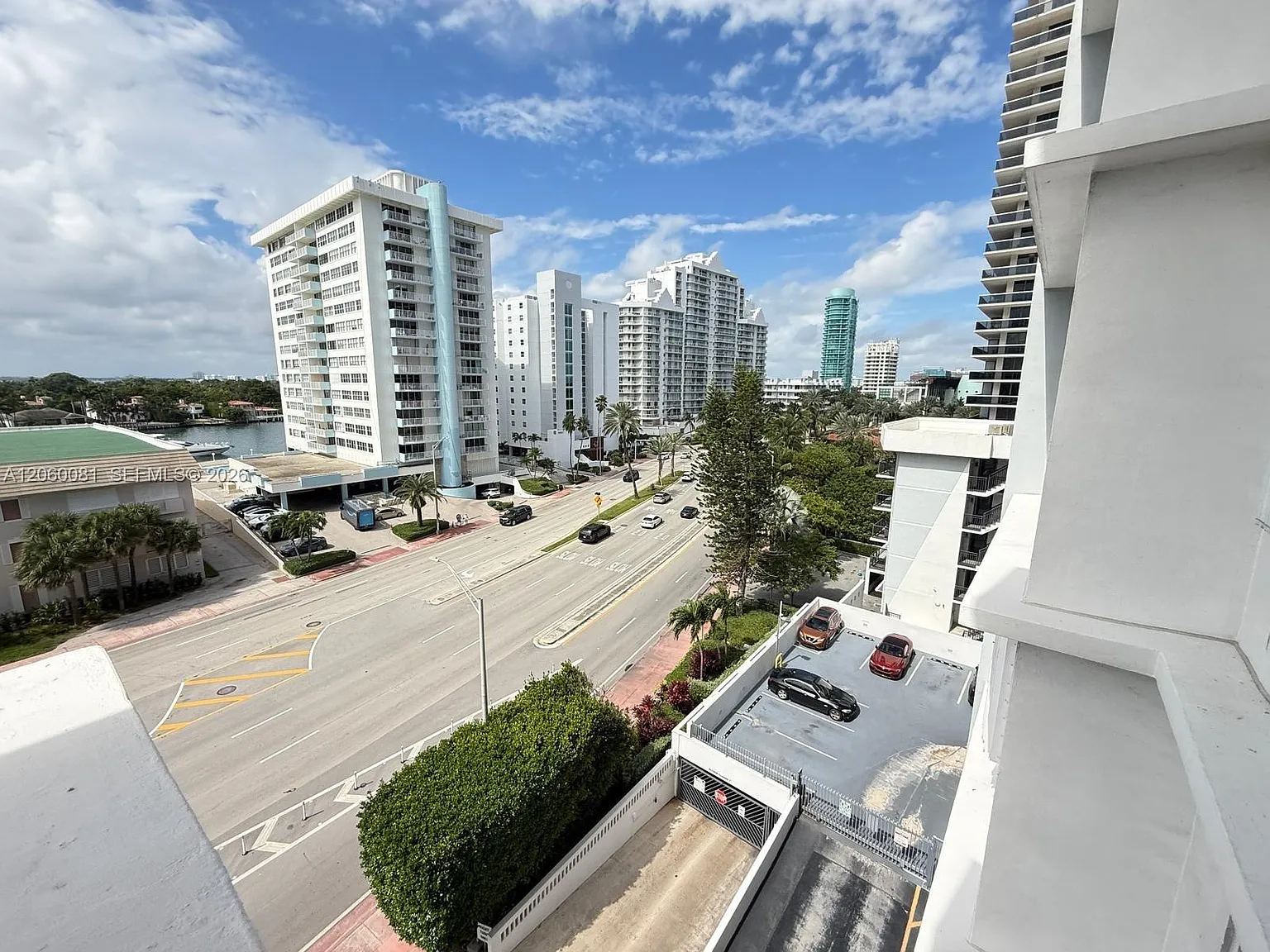 Corinthian Condo — Photo 4