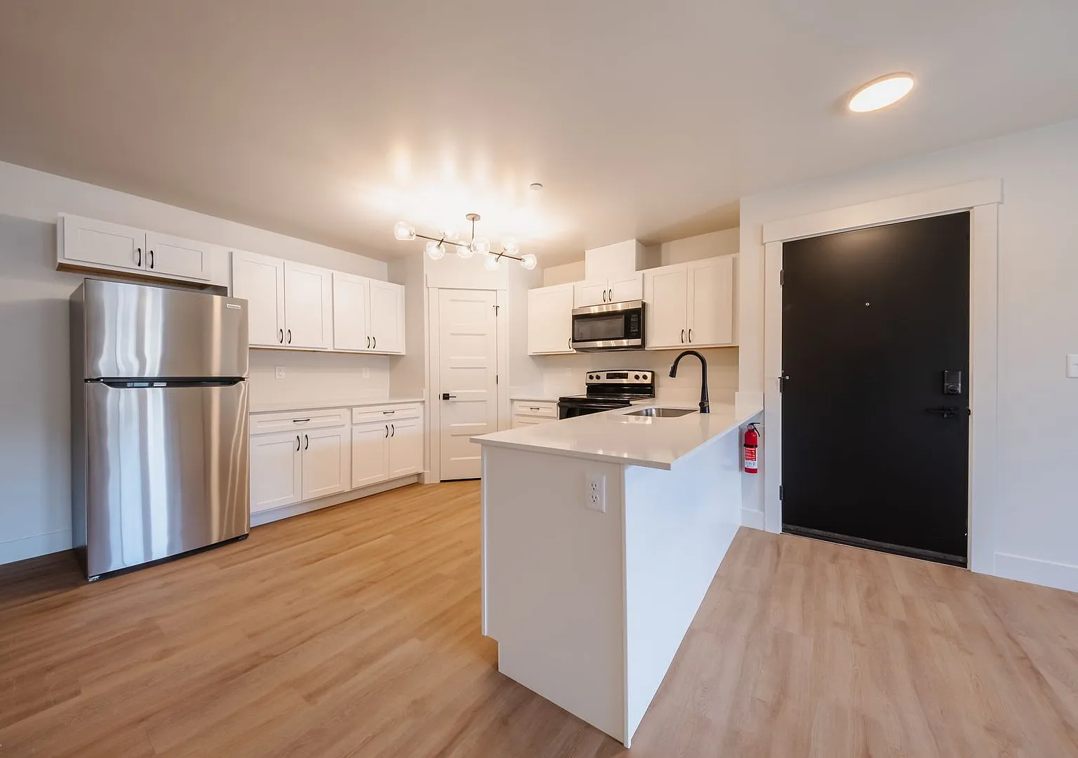 Jumbo 1 bed 1 bath Modern Apartment - 1017 sqft — Photo 4
