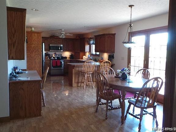 3rd image of 805 E Iroquois Boulevard