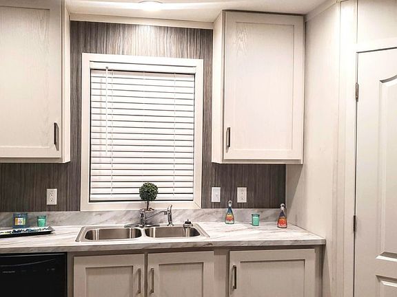 4th image of 3900 Clark Ln #129