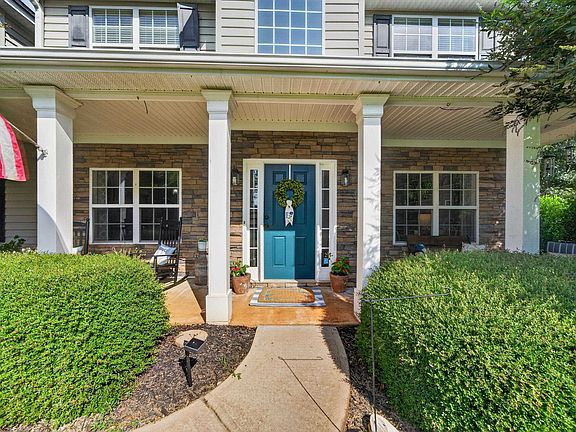 4th image of 121 Collis Cir