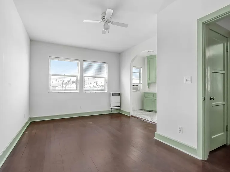 2524 James M Wood Blvd #302 — Photo 1