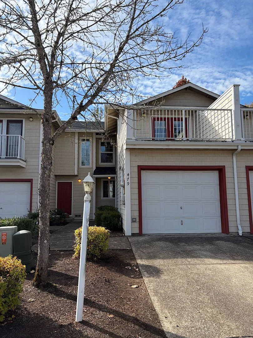 (867) 479 NE Conifer Blvd - 3 Bed / 1.5 Bath Townhome — Photo 1