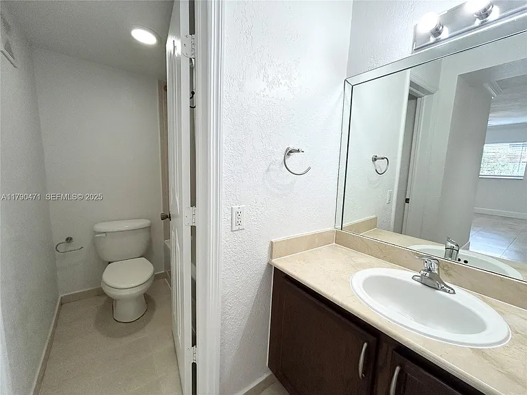 445 SW 11th St #1 — Photo 15