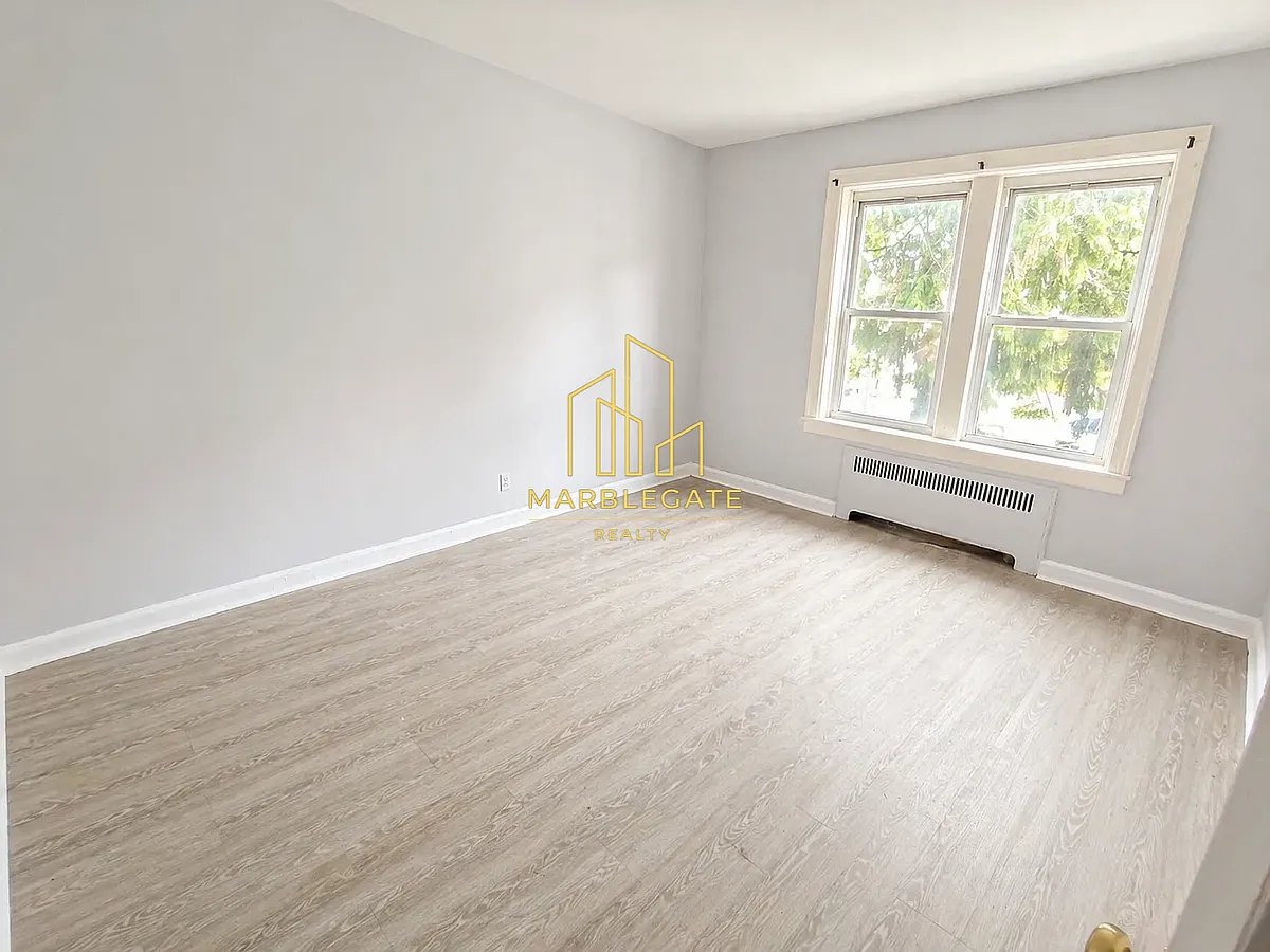 Building Photo - 129 Schofield St #1E