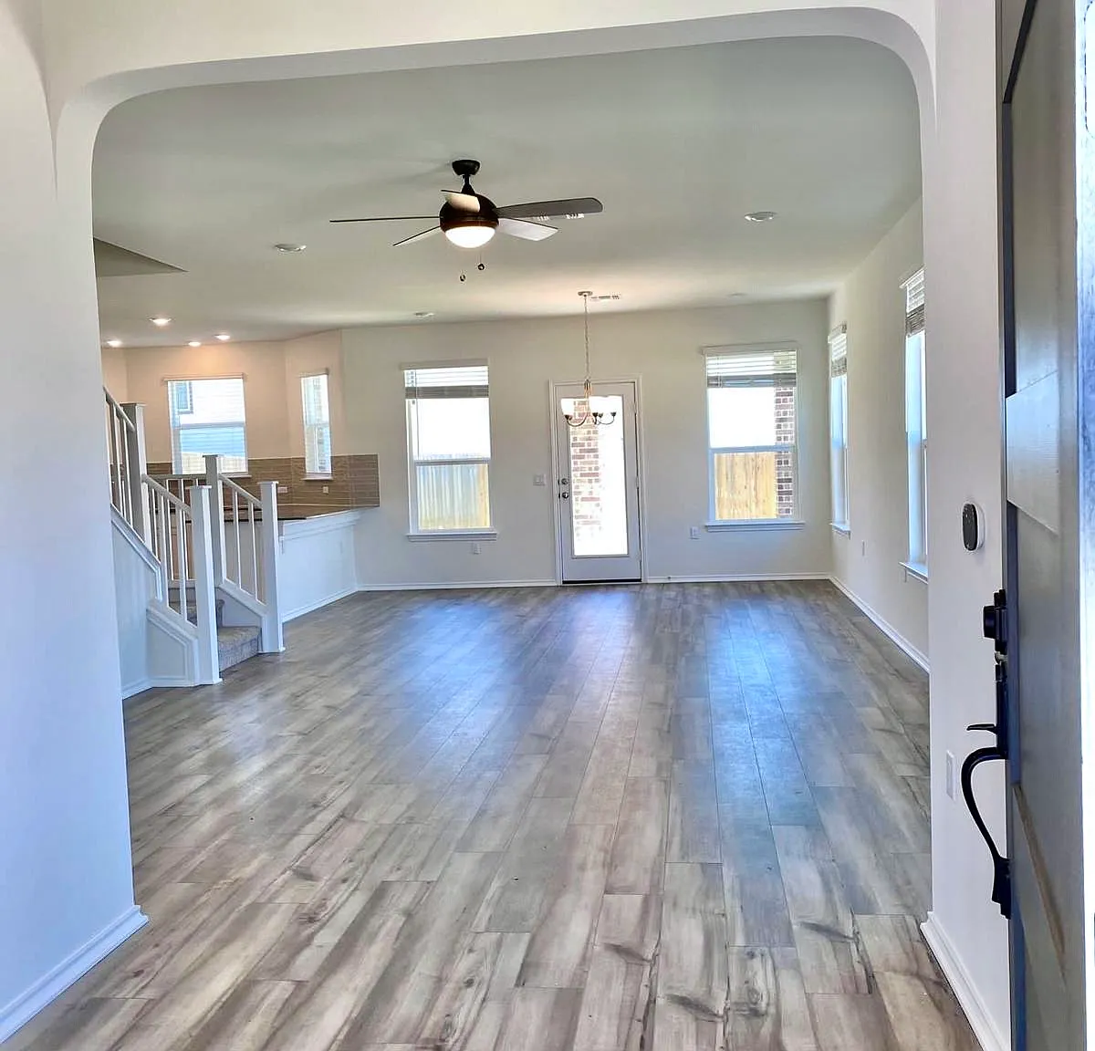 3 bed, 2.5 bath, 2070 sqft, $2,150 — Photo 2