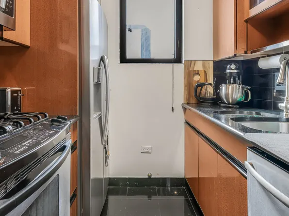 330 East 38th Street image 11 of 27