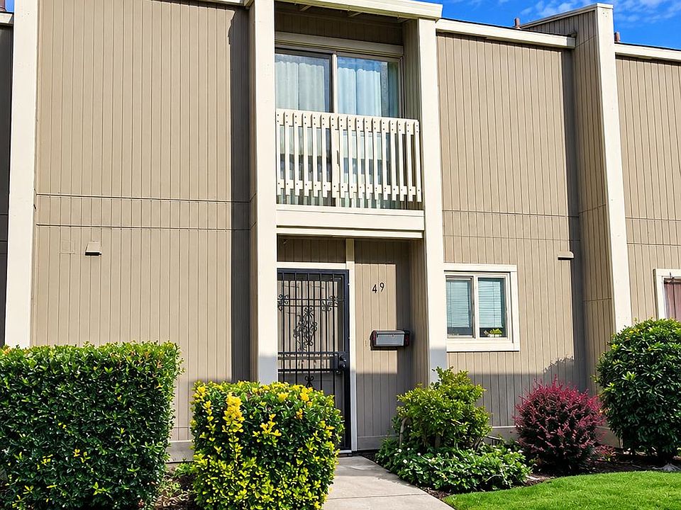 1st image of 49 Derow Ct