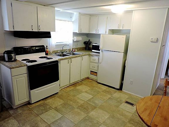 5th image of 805 Mary St