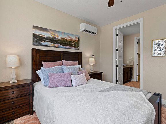 Dual primary bedrooms with en suite bathrooms