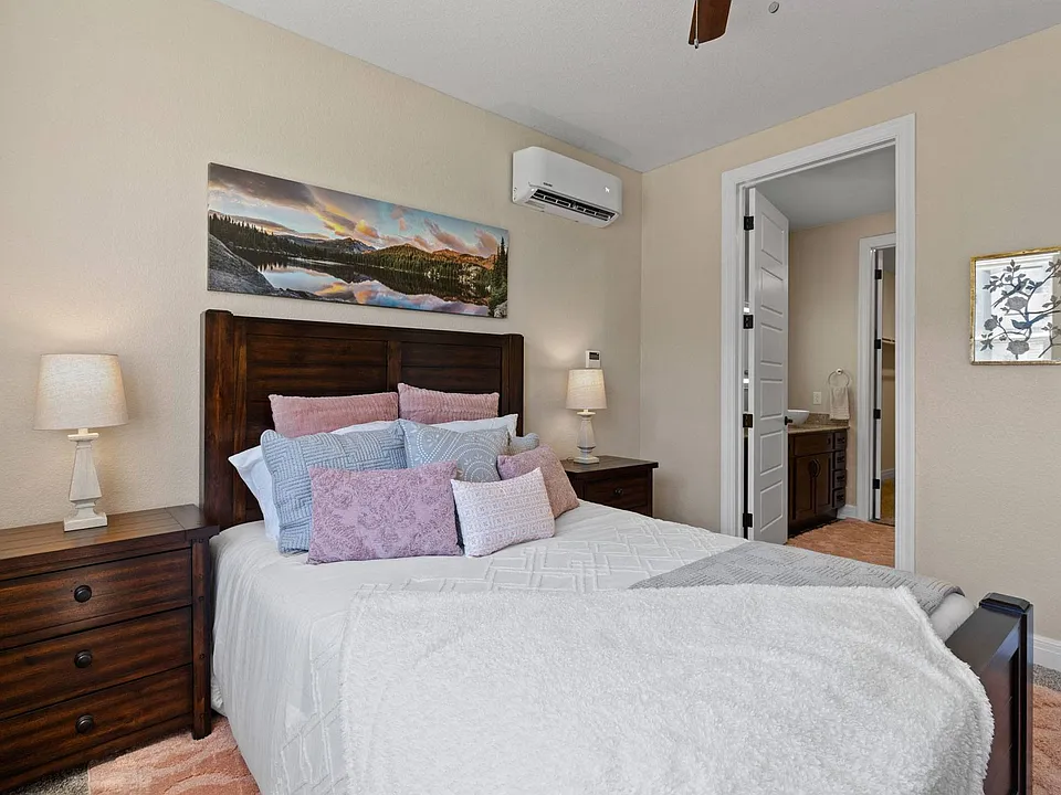 Dual primary bedrooms with en suite bathrooms