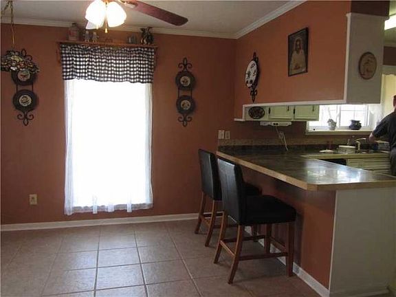 5th image of 417 White Oak Dr