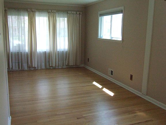 5th image of 2950 E Mound St