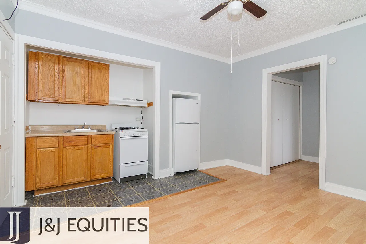4735 Beacon — Photo 4