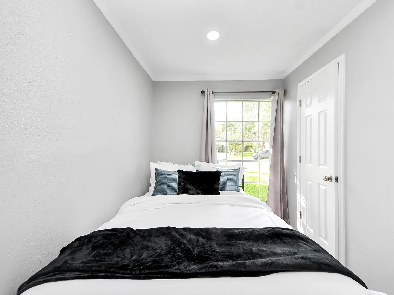 4 bed, 3.0 bath, 3642 sqft, $910 — Photo 3
