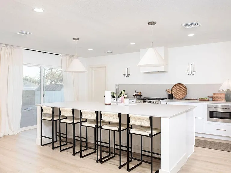 E Claire Dr — Photo 10