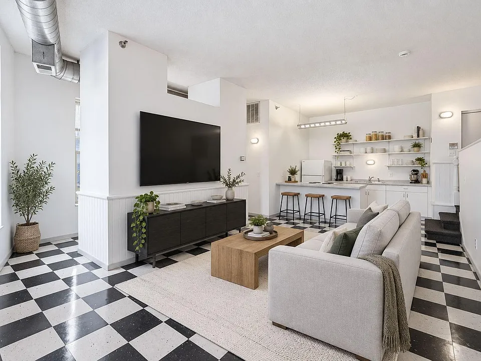 208 E Hennepin Ave #206