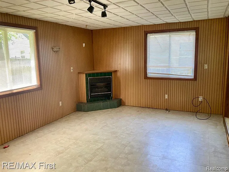 340 E Maxlow Ave — Photo 5