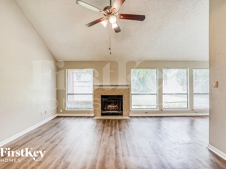 1055 Margate Dr — Photo 4