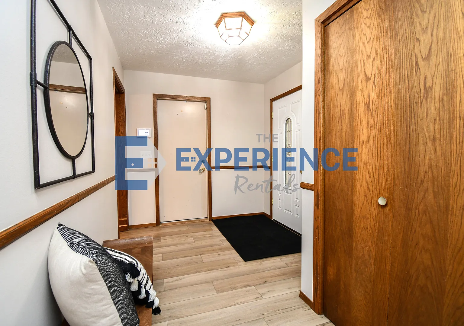 Charming Ranch with Huge Kitchen & Family Room in Prestigious Old Orchard Area! — Photo 3