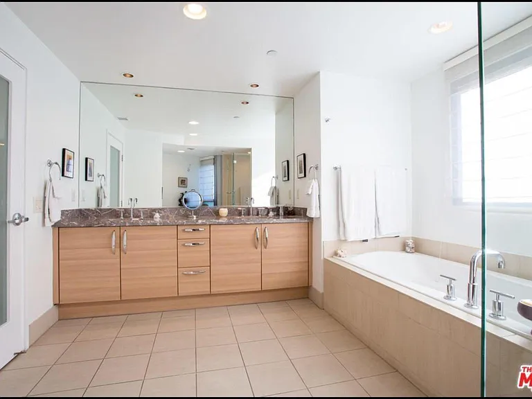 Marina Pointe Dr — Photo 10