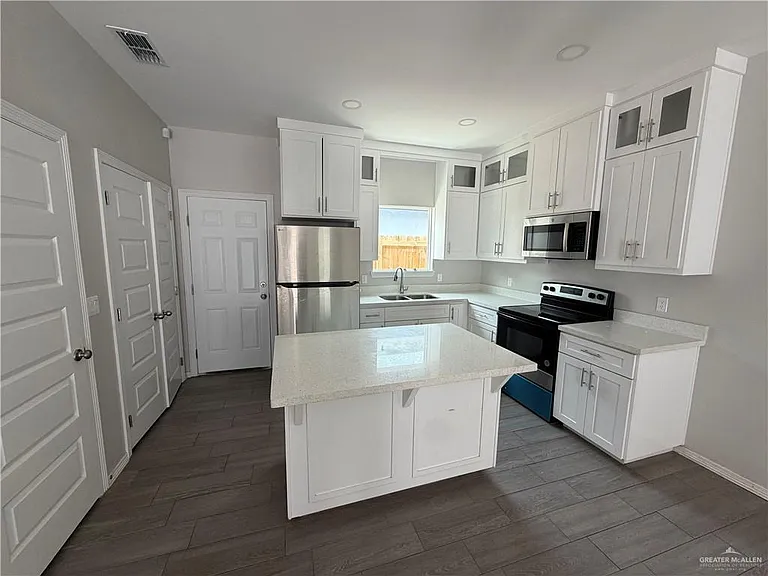 909 Deluxe St #4 — Photo 4
