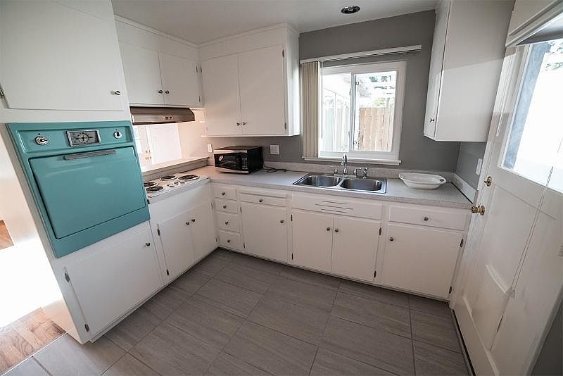 1st image of 1452 Merry Ln