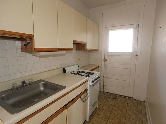 3rd image of 626 W Cornelia Ave #N3
