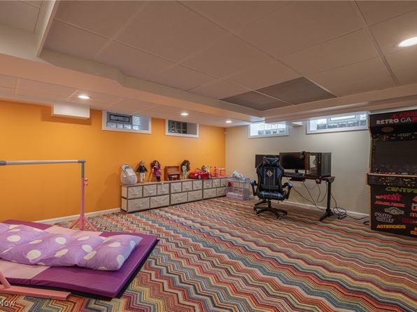 17810 Lake Rd, Lakewood, OH 44107
