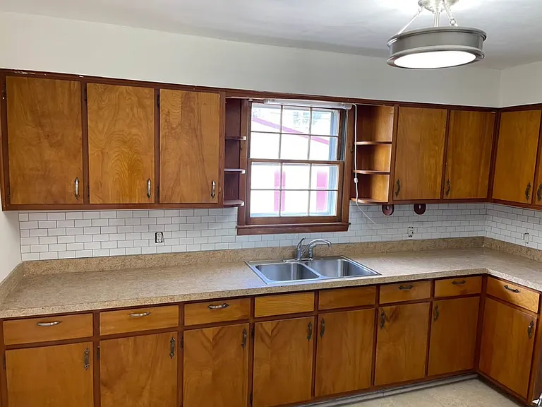 109 E Locust St — Photo 3