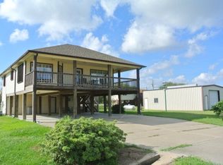 2641 W Bayshore Dr, Palacios, TX 77465