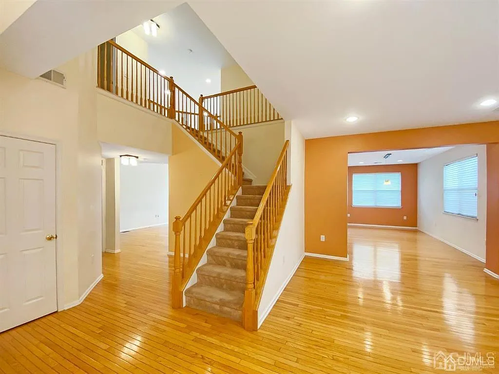 4 bed, 2.5 bath, 2417 sqft, $4,950 — Photo 2