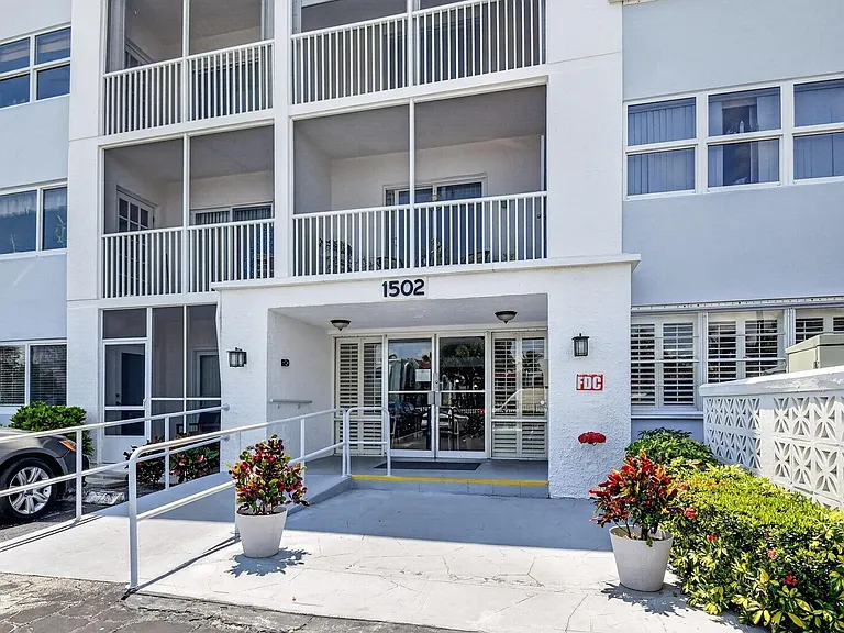 1502 S Lakeside Dr #214 — Photo 43