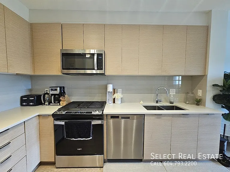 8150 207th St #B323 — Photo 4