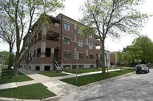 2nd image of 2921 W Glenlake St #4W